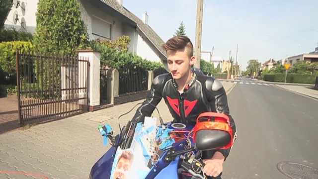 Bartek Ambrożkiewicz ma 19 lat i jest zapalonym motocyklistą. ...