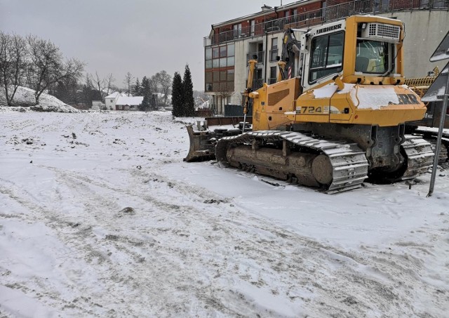 Trudne warunki pogodowe nie zatrzymały, ale utrudniły prace związane z budową linii tramwajowej do Górki Narodowej.