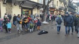 "Ale Ale Aleksandra" na Krupówkach. Na deptaku już rozpoczęła się impreza. Romska kapela pierwsza zaczęła zabawę 