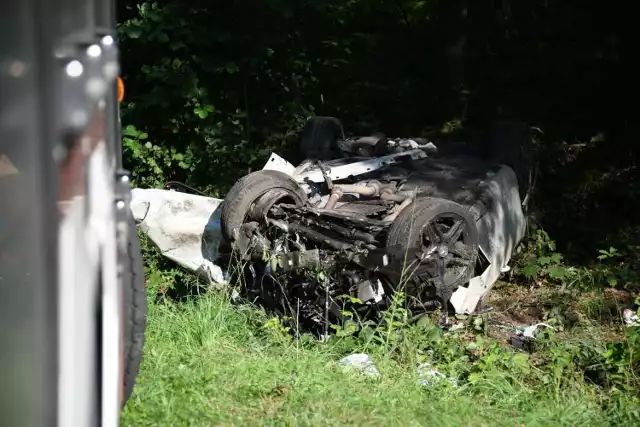 W niedzielę, 9 lipca, około godziny 17:00 na wysokości miejscowości Broniec i Borki Wielkie (powiat oleski), tuż obok skrzyżowania prowadzącego do tych miejscowości z drogi wojewódzkiej nr 494, doszło do dramatycznie wyglądającego wypadku dwóch samochodów osobowych.