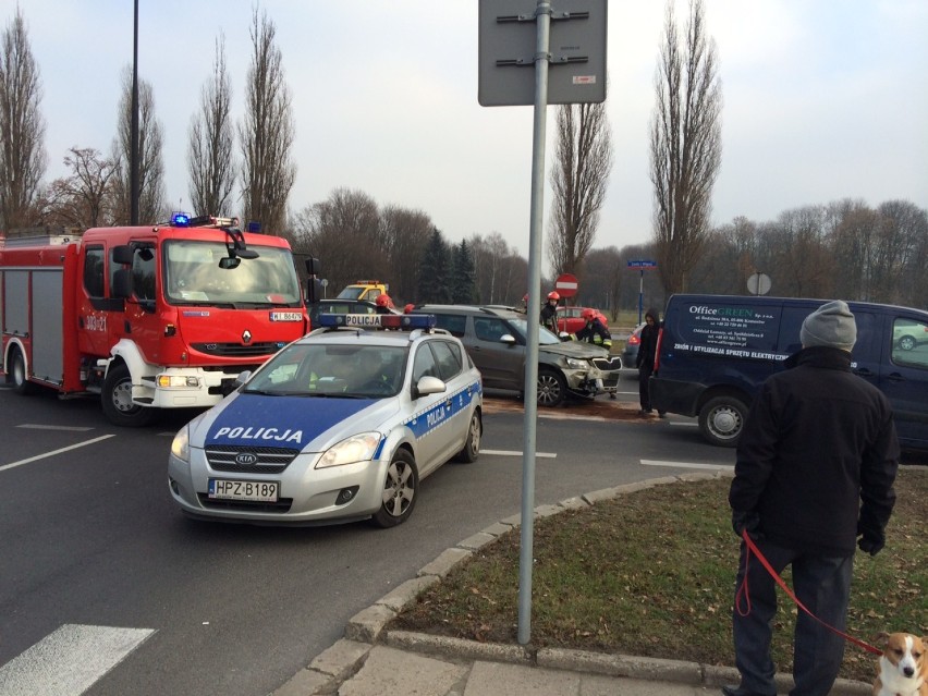 Wypadek na Żwirki i Wigury. Zderzenie skody z fiatem...