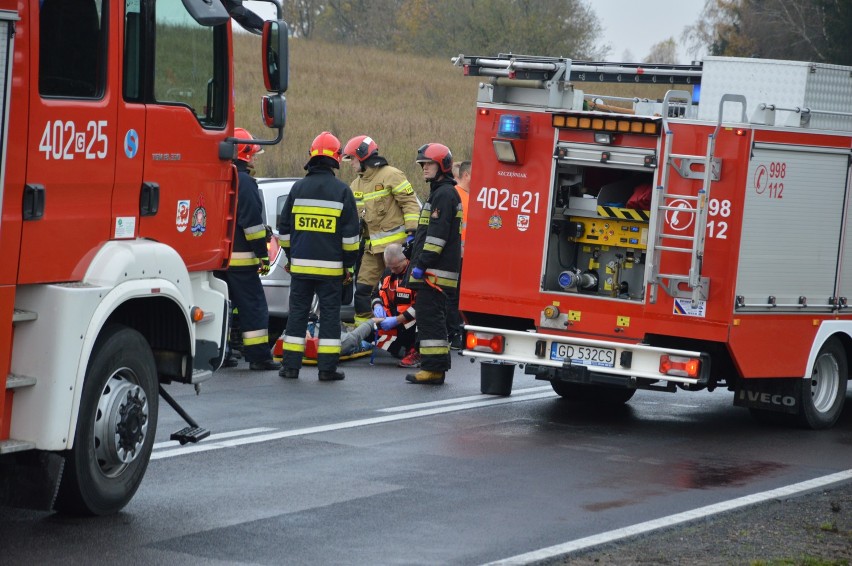 Gmina Miastko. Dwa samochody zderzyły się na krajowej 20. Pięciu osobom udzielona została pomoc (FOTO)