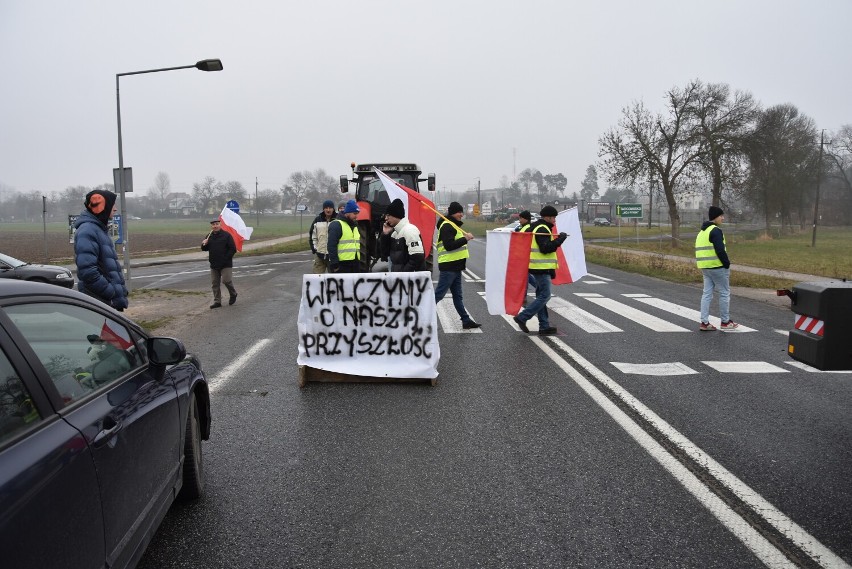 Rolnicy protestują w Osjakowie. Kierowcy muszą liczyć się z utrudnieniami przy przejazdach na przejściach dla pieszych ZDJĘCIA