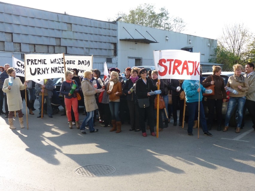 Strajk pracowników DPS w Radziechowicach przed starostwem w...