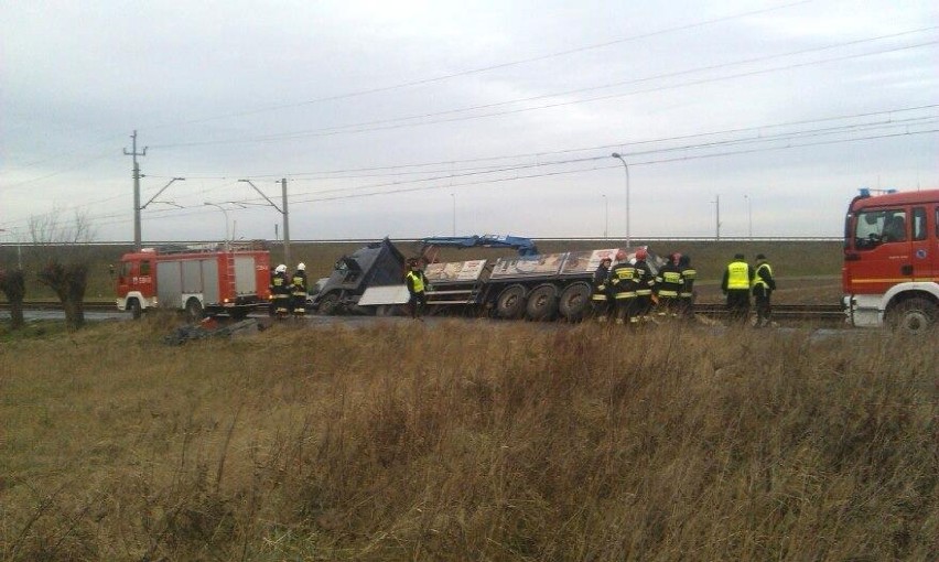 Wypadek w Skalmierzycach. Pociąg zderzył się z ciężarówką [ZDJĘCIA]