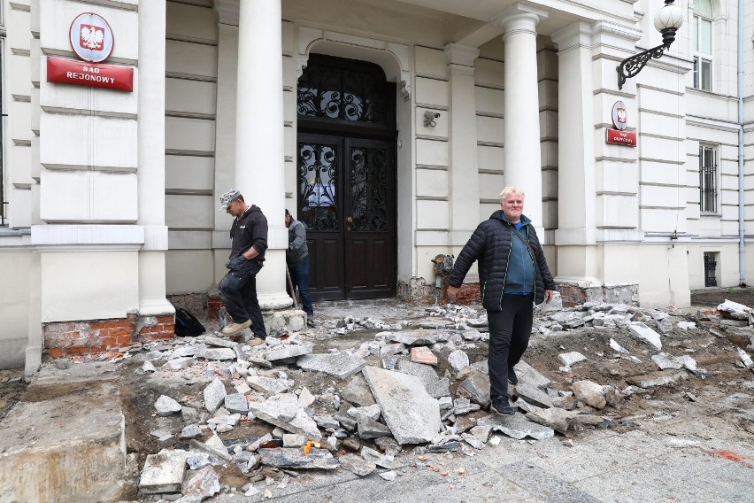 Remont placu przed Sądem Okręgowym w Piotrkowie