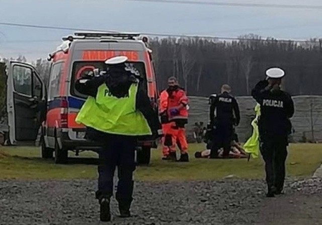 Nagi mężczyzna wybiegł z jednej z posesji w Chróścinie Opolskiej i uderzył w bok autobusu