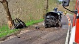 Groźny wypadek na ul. Wejherowskiej w Kostkowie. Kierowca wjechał w przydrożne drzewo | ZDJĘCIA