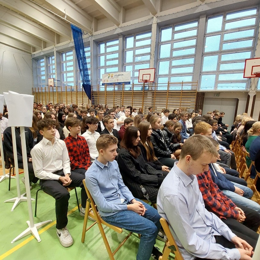 Uczniowie z Ostrowca odebrali certyfikaty językowe. Miasto zapłaciło za egzamin
