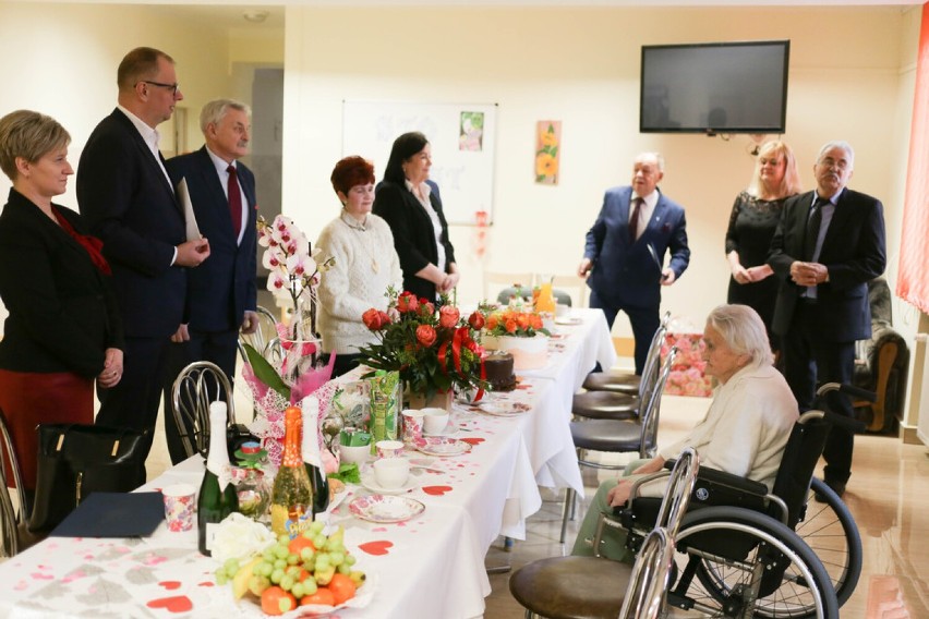 100. urodziny Marii Buś ze Skopowa koło Przemyśla. Jubilatkę odwiedzili prezydent i starosta [ZDJĘCIA]