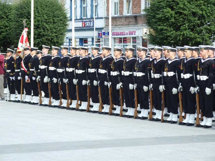 Puck. Wojskowa przysięga słuchaczy Akademii Marynarki Wojennej na rynku