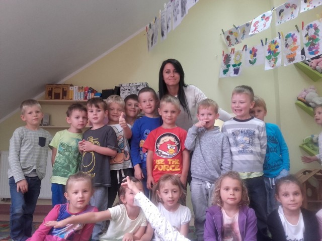 Sylwia Gmyrek  jest nauczycielką w Zespole Kształcenia i Wychowania w Gołubiu.
Kocha pracę z dziećmi. W szkole w Gołubiu zaczęła swoją nauczycielską karierę - była opiekunem w świetlicy i osobą wspomagającą nauczyciela, potem  wychowawcą grupy 5 i 6- latków. Dziś jest wychowawcą pięciolatków.