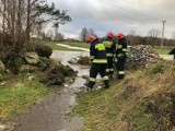 Zalana droga i posesja o wielkości 1500 metrów kwadratowych w Pomieczynie