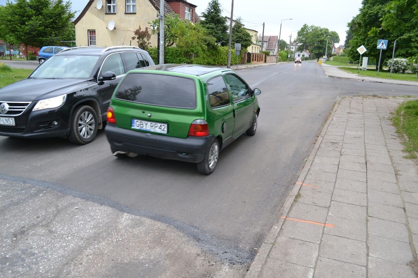Nowy asfalt wylano, ale nowych chodników przy ul. Kujawskiej...