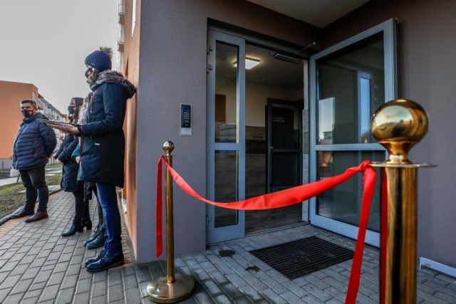 Ceny mieszkań rosną. Jedną z przyczyn jest postępująca inflacja, która skłania zamożniejszych do lokowania pieniędzy w nieruchomościach. Tymczasem od mniej zamożnych perspektywa kupna własnego M jeszcze bardziej się oddala. Sprawdźcie, kto może otrzymać mieszkania od państwa!

WIĘCEJ NA KOLEJNYCH STRONACH>>>