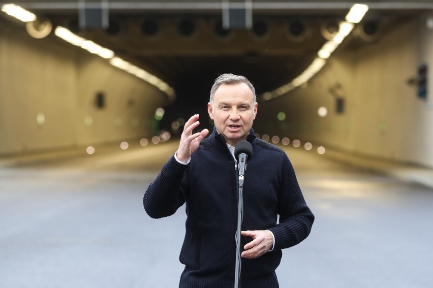 Prezydent Andrzej Duda przed wjazdem do tunelu od strony...