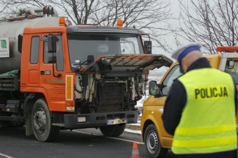 Zderzenie ciężarówki z samochodem osobowym. Droga Wrocław - Świdnica zablokowana (ZDJĘCIA)