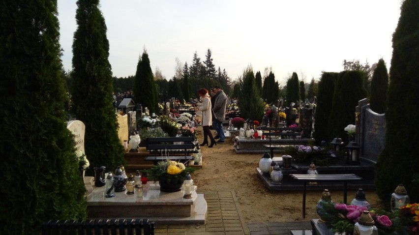 Starogardzianie odwiedzają dziś groby swoich bliskich [ZDJĘCIA]
