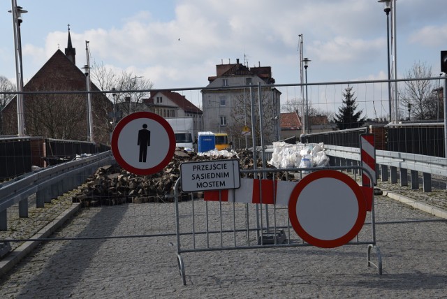 Elbląg. Most Dolny niedostępny dla pieszych, trwa wymiana nawierzchni