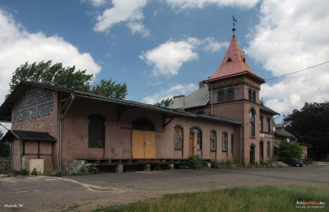 Dworzec w Piechowicach pochodzi z 1891 roku. Od wielu lat budynek stał pusty i poddał w ruinę.
