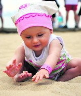 Dziecko na plaży. Ratownicy rozdają opaski dla dzieci za darmo