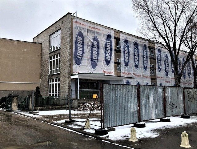 Trwa remont Szkoły Podstawowej nr 10 w Lesznie. Ekipa budowlana szykuję się do prac na elewacji budynku, która zostanie wyłożona styropianem. Przed rozpoczęciem robót budowlanych samorząd podjął decyzję o wyprowadzce uczniów i uczennic na okres remontu do gmach należącego do Wyższej Szkoły Humanistycznej w Lesznie. Plan zakłada, że "dziesiątka" będzie gotowa do września 2023 roku.