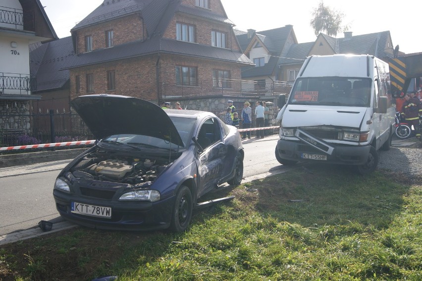 Wypadek w Białym Dunajcu: Bus wjechał w opla. Pasażerka w szpitalu [ZDJĘCIA]