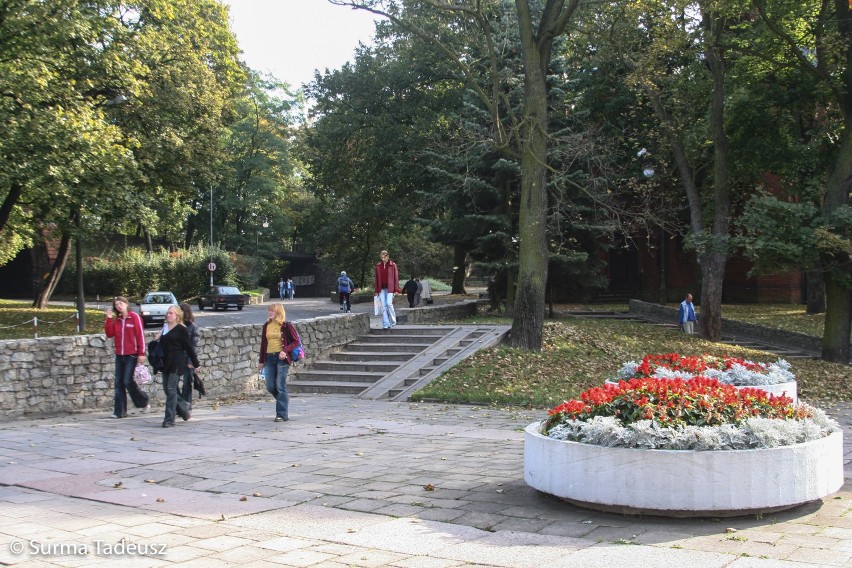 Tak 15 lat temu w Stargardzie stawiano pomnik Jana Pawła II. Przyjazd, montaż i odsłonięcie. ZDJĘCIA 