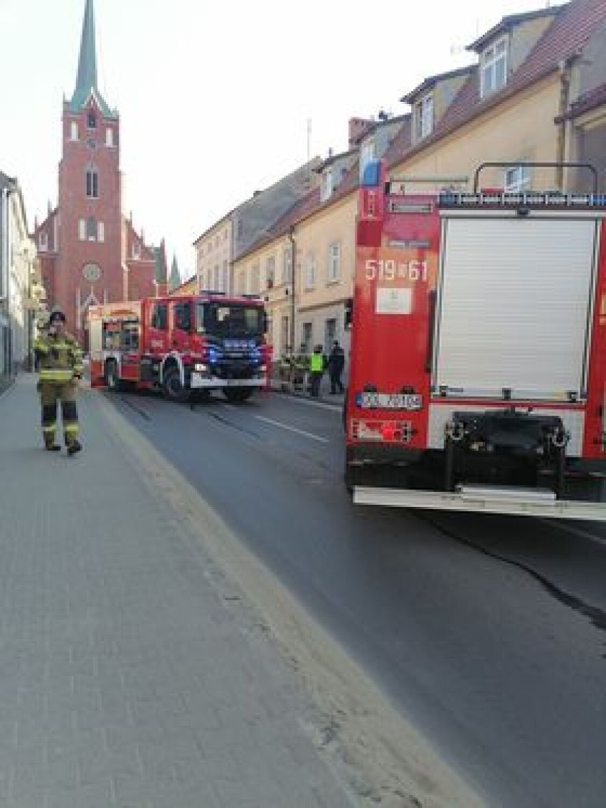 Tragedia w Twardogórze. Mężczyzna wyskoczył z okna, następnie potrąciło go auto. Poniósł śmierć na miejscu