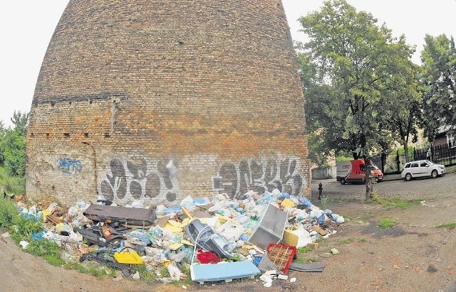 Lokatorzy kamienicy płacą za wywóz śmieci, ale pieniądze zabiera komornik