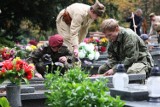 "Znicz dla Bohatera": Porządkowali groby poległych żołnierzy [zdjęcia]