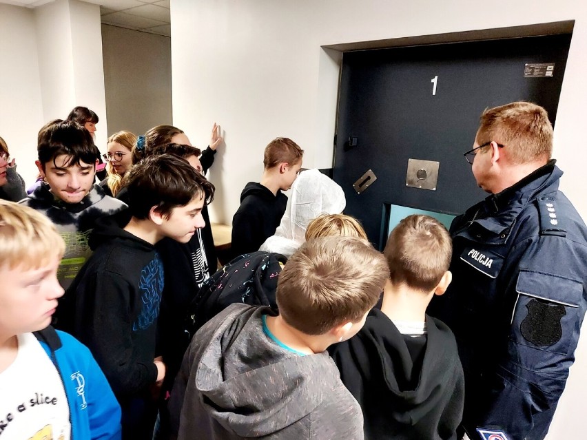 Uczniowie Szkoły Podstawowej w Poddębicach z wizytą u poddębickich policjantów FOTO