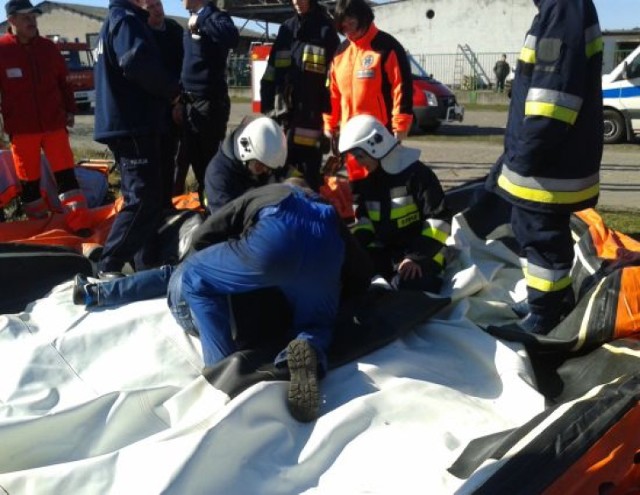 19-letni mężczyzna wszedł na słup kolejowej sieci trakcyjnej na przejeździe kolejowym w miejscowości Koźmin Wlkp. Strażacy zapobiegli tragedii.

Zobacz więcej: . Mężczyzna skoczył ze słupa. ZDJĘCIA