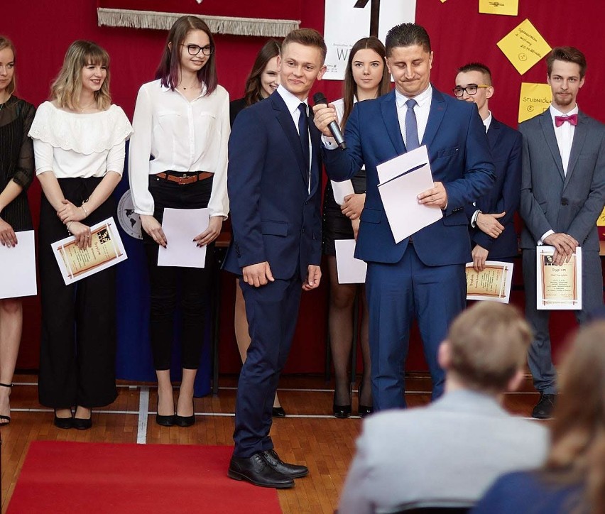 II Liceum Ogólnokształcące w Augustowie. Maturzyści pożegnali szkolne mury [ZDJĘCIA]