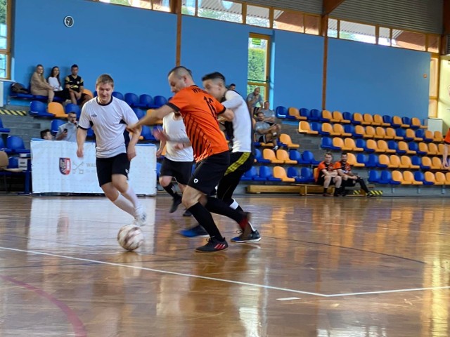 Wadowice. III Mikołajkowy Turniej w Halówkę połączony był ze zbiórką charytatywną