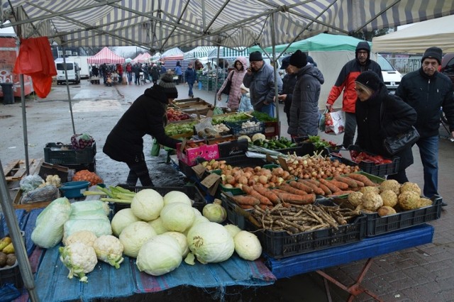 Na placu targowym w Stalowej Woli są warzywa i owoce, jest kolorowo od wystawionego towaru nawet w deszczową pogodę. Zobaczcie ceny na kolejnych slajdach.