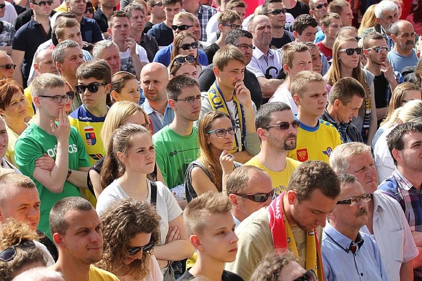 Wielkie emocje w kieleckiej strefie kibica podczas meczu Vive Tauron - THW Kiel (WIDEO, zdjęcia)