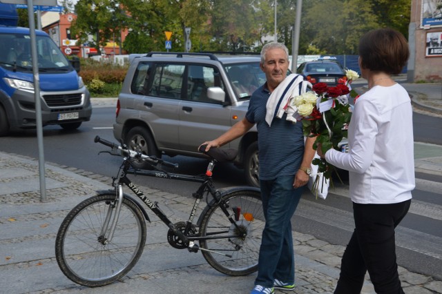 Do rąk bełchatowian trafiło dziś sto róż