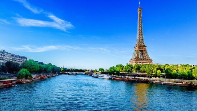 Już niebawem turyści spędzający w Paryżu weekend, urlop czy wakacje będą mogli wypoczywać na zupełnie nowy sposób. Stolica Francji przeprowadza zakrojone na ogromną skalę prace, mające zrewolucjonizować letni wypoczynek w mieście i okolicach. Co zyskają turyści?
