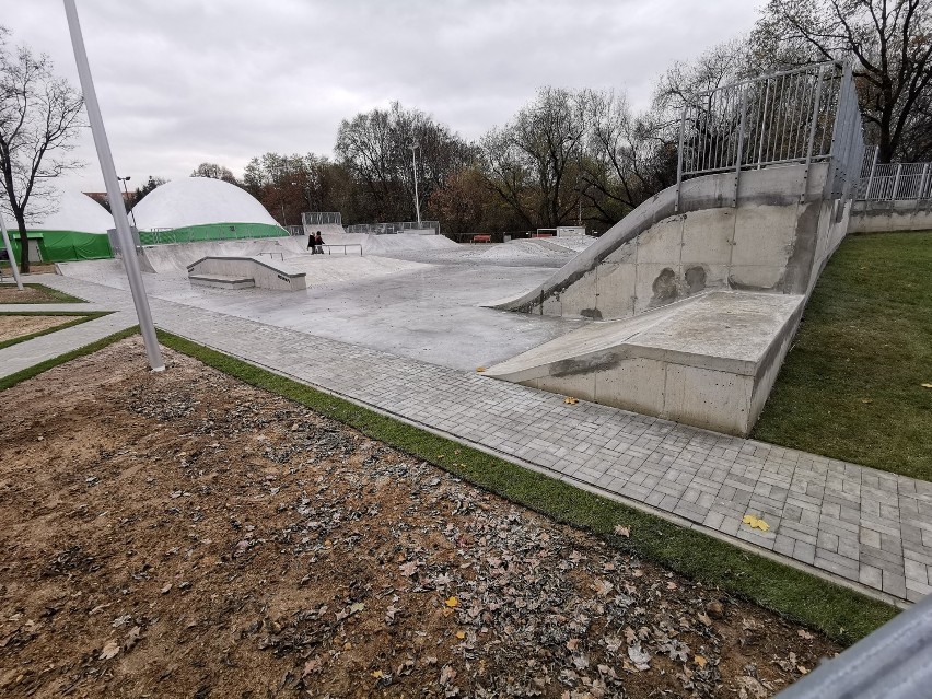 Nowy skatepark w Chrzanowie już gotowy. Na jego otwarcie trzeba jeszcze poczekać [ZDJĘCIA]