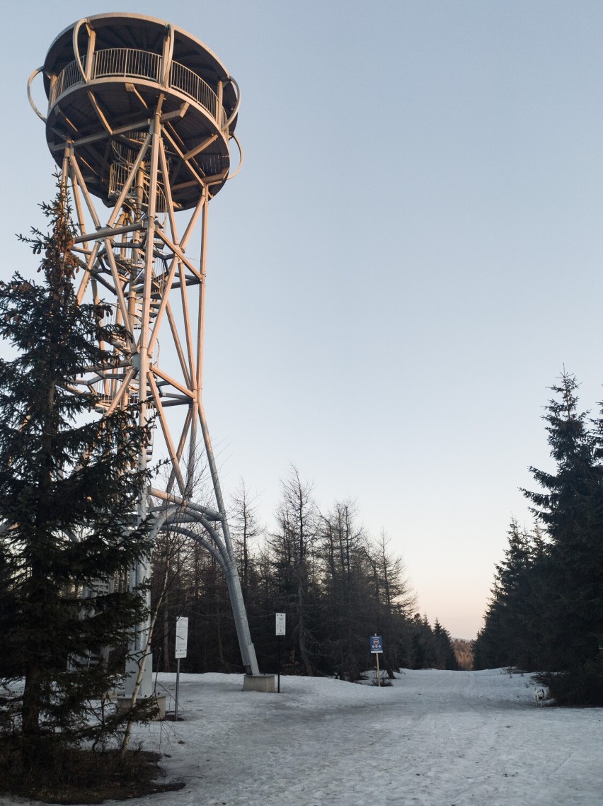 Wieża widokowa na Jagodnej to jedno z miejsc polecanych przez mapę