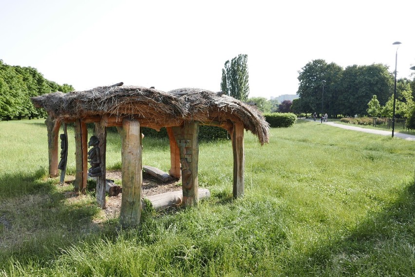 Park Rzeźby na Bródnie. Miejsce, w którym przyroda przenika się ze sztuką. Działa jak całodobowe muzeum