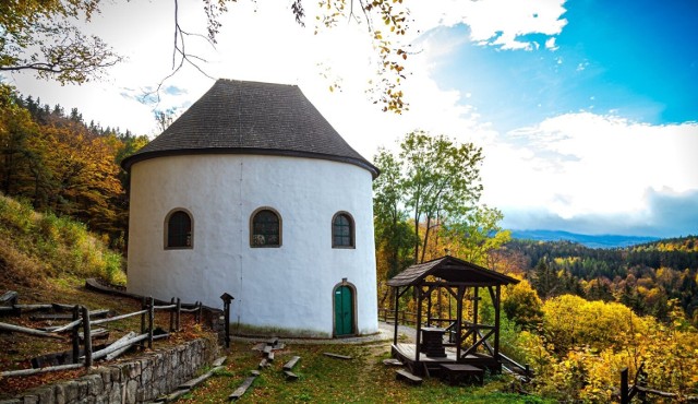 Ze wzgórza Grabowiec w Sosnówce roztacza się piękny widok. Czym jeszcze przyciąga dolnośląska wieś? Kliknicje w galerię, by się dowiedzieć
