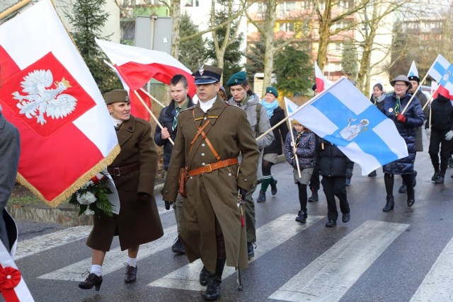 Uroczystości rocznicowe w Tucholi z flagami Polski