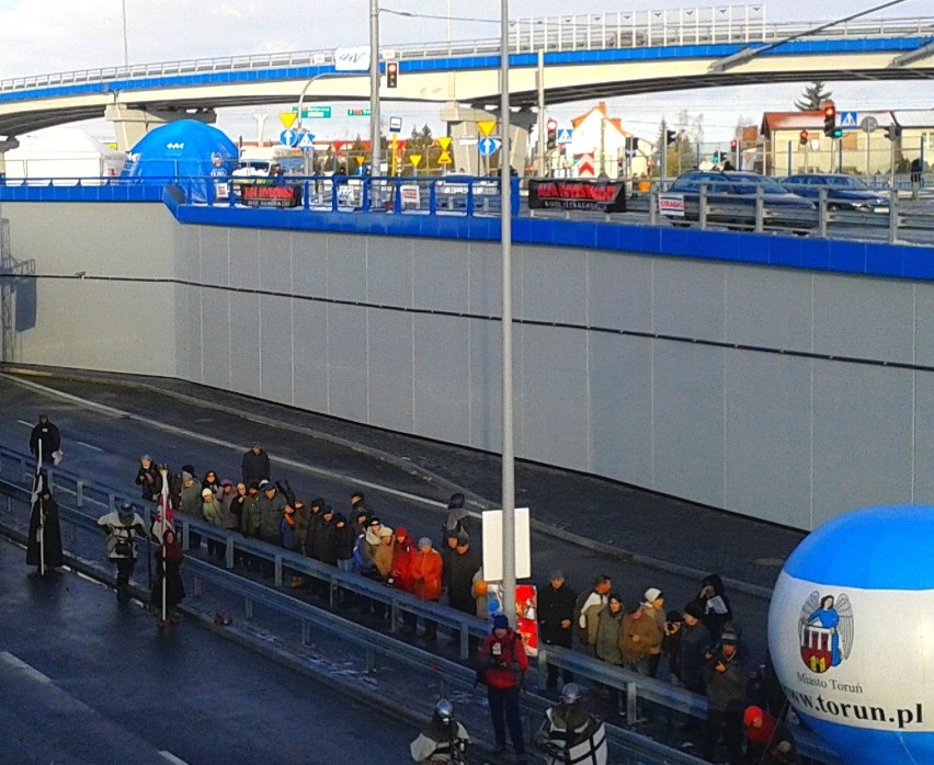 "Witajcie sąsiedzi"  historyczna inscenizacja na nowym moście w Touniu