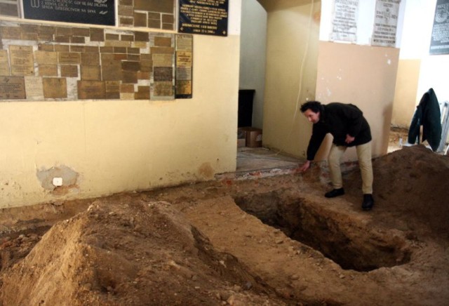 Archeolodzy i budowlańcy pracują w kościele powizytkowskim. przy ...