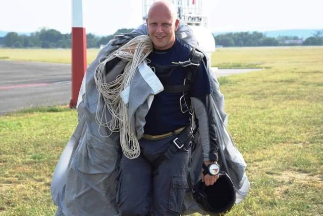 Bartłomiej Duraj ze spadochronem