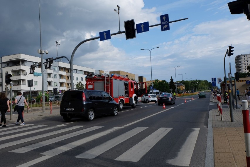Radiowóz zderzył się z fordem na skrzyżowaniu ulic Wiejskiej...