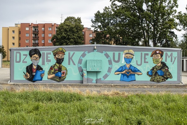 Koronawirusowy mural powstał na ścianie garaży na osiedlu przy ul. Ossowskiego w Kluczborku.