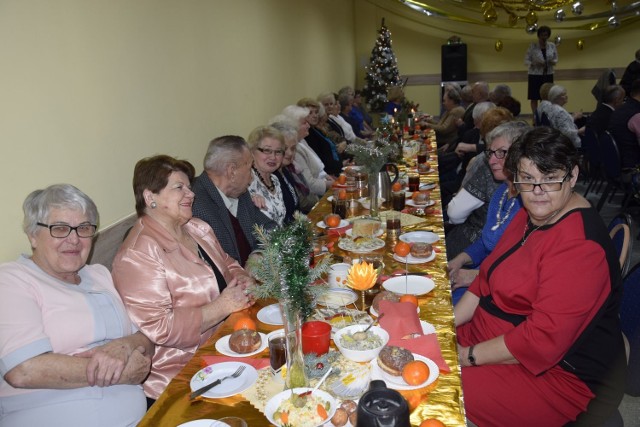 We wtorek odbyła się wigilia w Klubie Seniora Zacisze. W siedzibie klubu Konstancja zebrali się seniorzy oraz zaproszeni goście. Był program artystyczny, śpiewanie kolęd, życzenia i wigilijna kolacja.